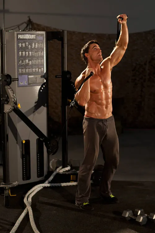 Alternating Cable Shoulder Press — end position