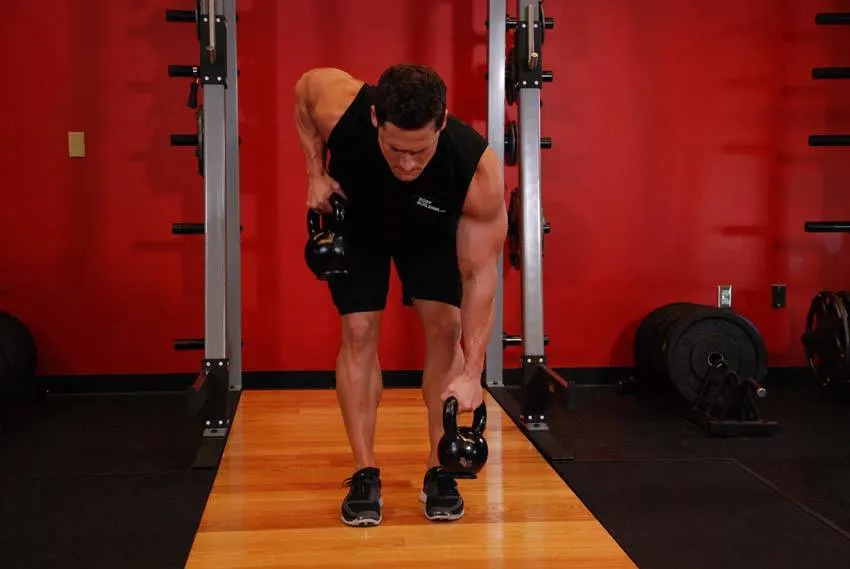 Alternating Kettlebell Row — end position