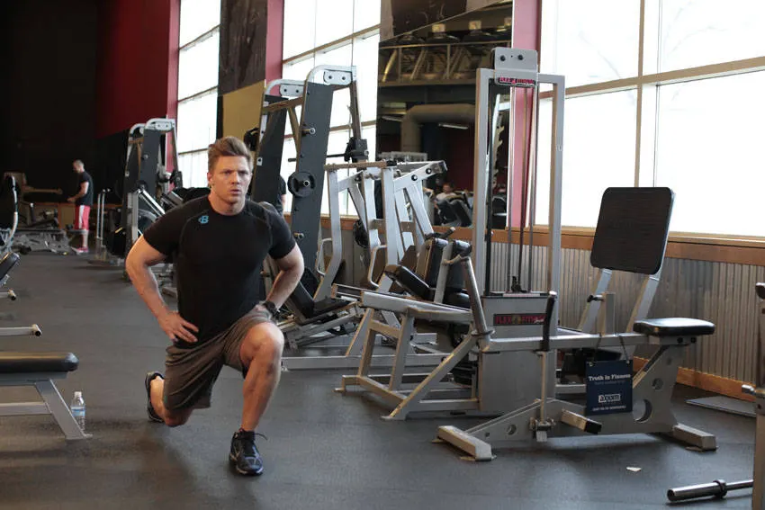 Bodyweight Walking Lunge — end position