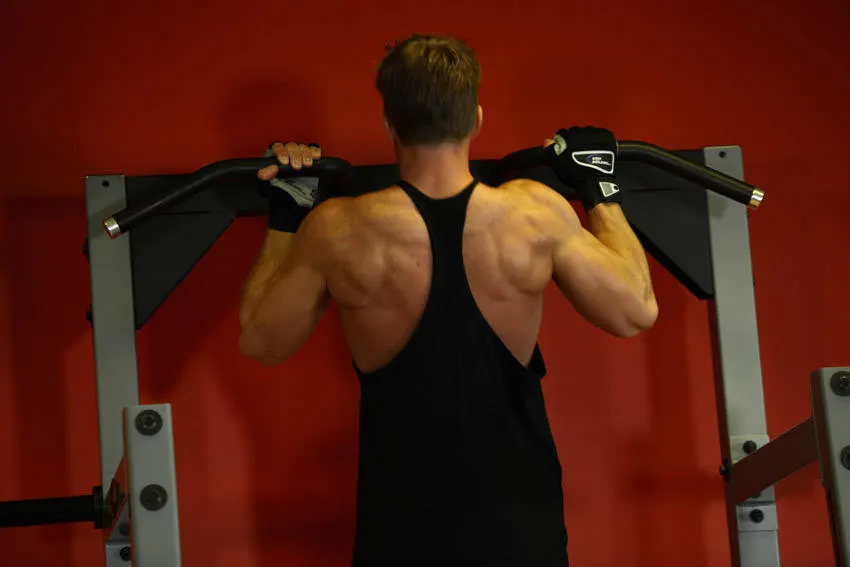 Mixed Grip Chin — end position