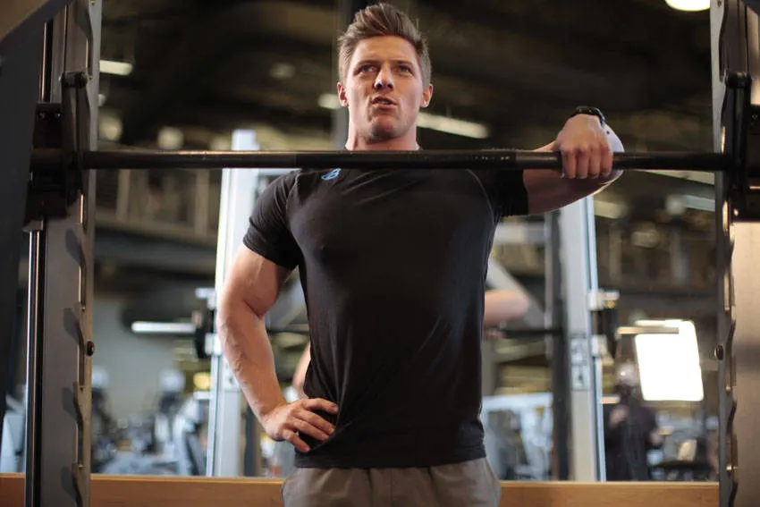 Smith Machine One-Arm Upright Row — end position